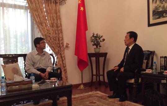 clip_image014.jpg 李钢会长(右)拜访我驻巴林王国大使戚振宏(左).JPG