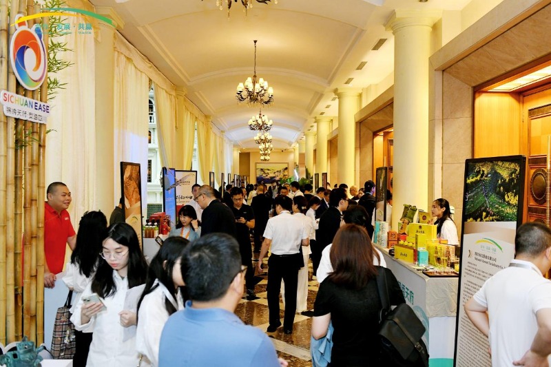 “斯里兰卡国家展”和“锦绣天府·安逸四川”文旅专题展。实习生韩青化祎摄
